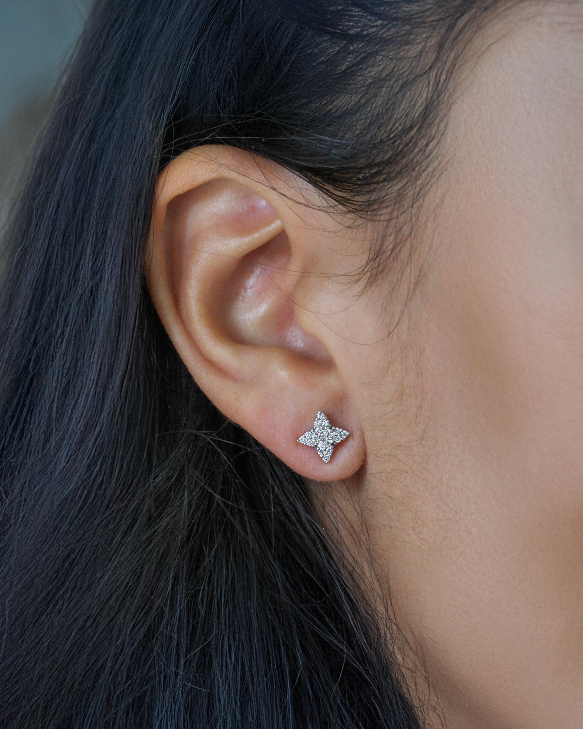 עגיל אורנוס יהלומים לבנים