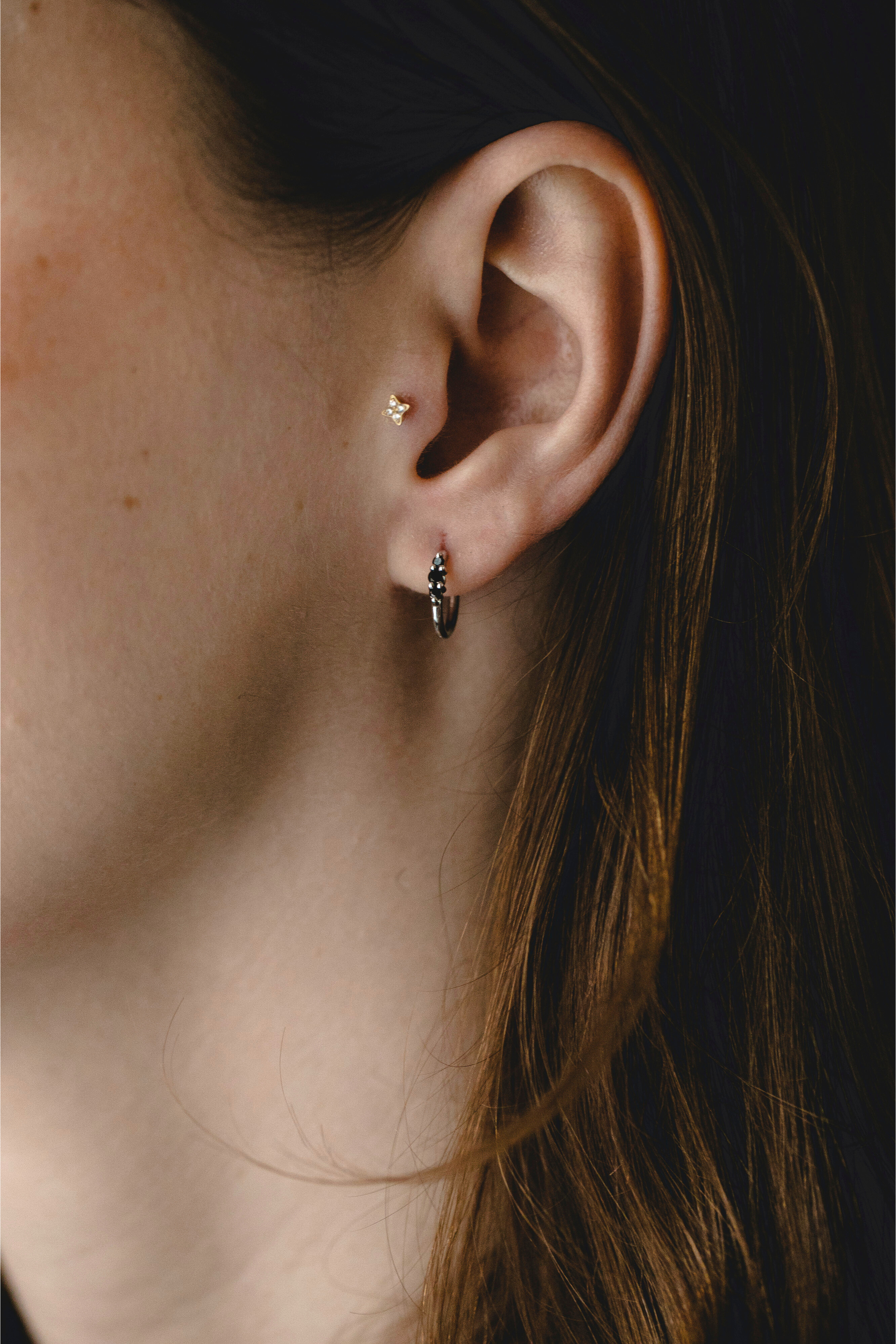 עגיל חישוק אודרי עם יהלומים שחורים