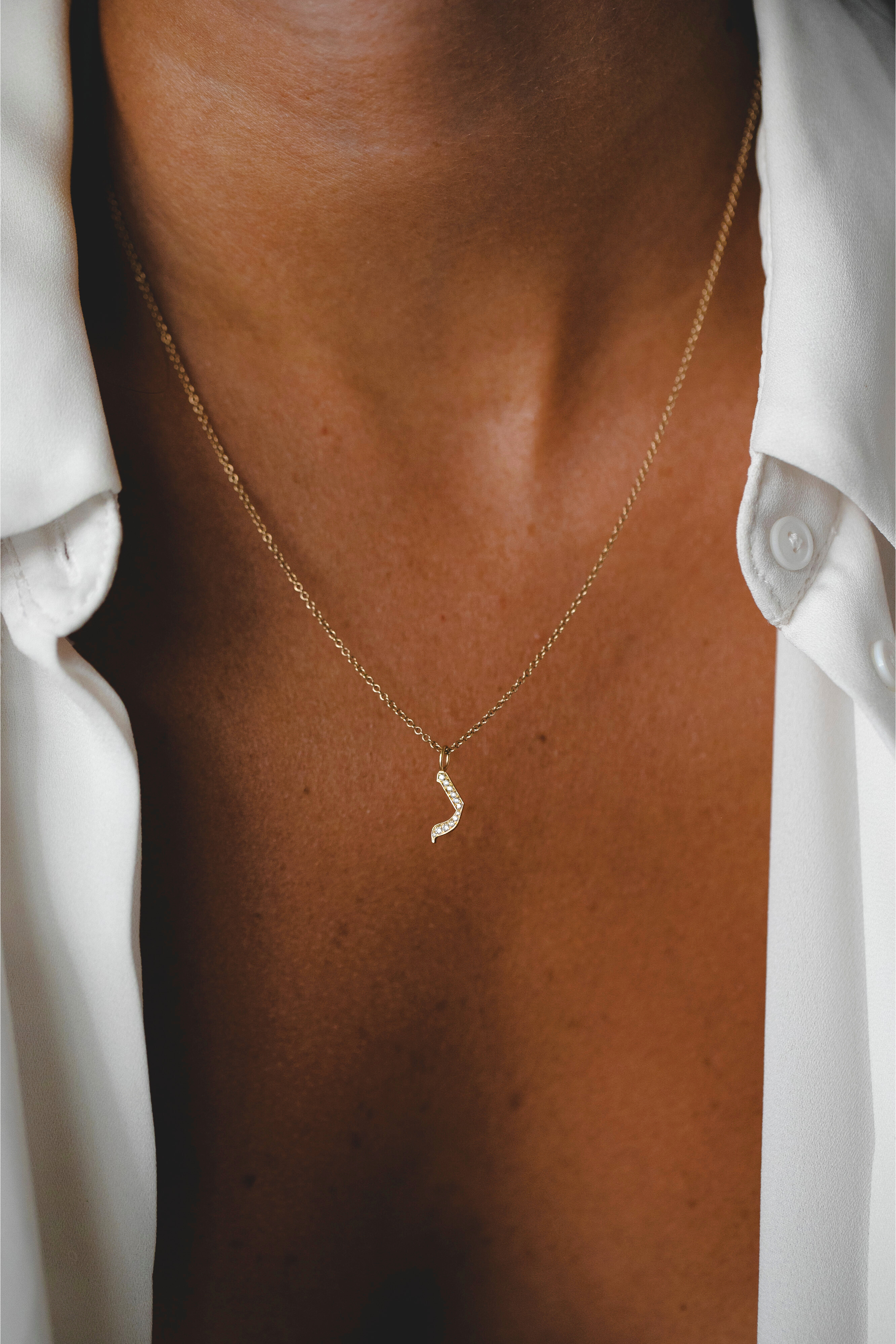 שרשרת תליון אות קטנה משובצת יהלומים לבנים