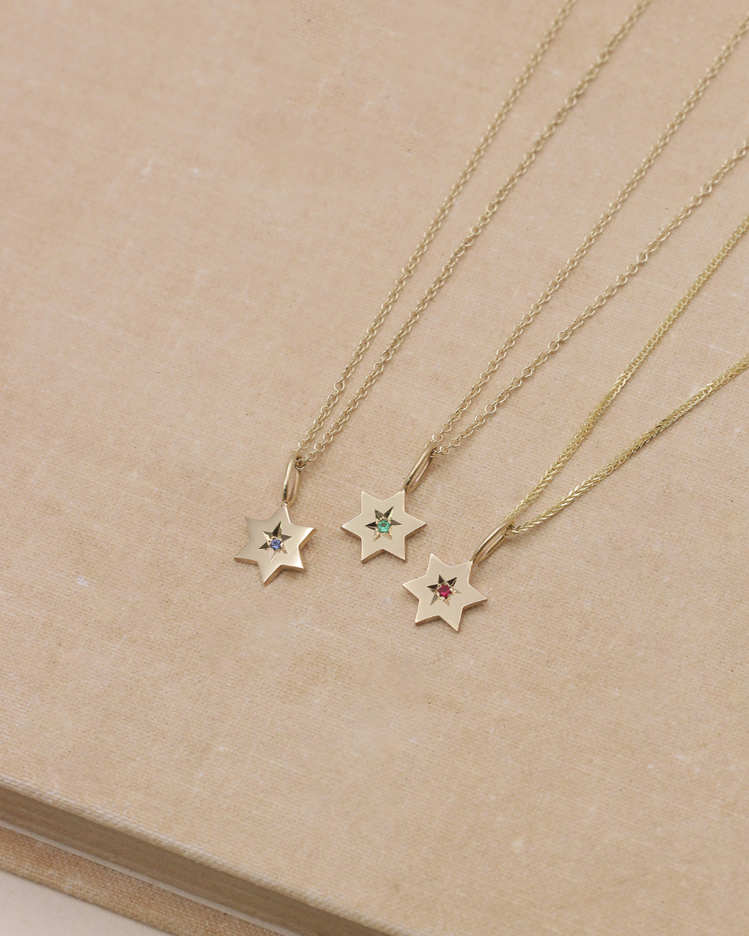 תליון מגן העוטף אמרלד