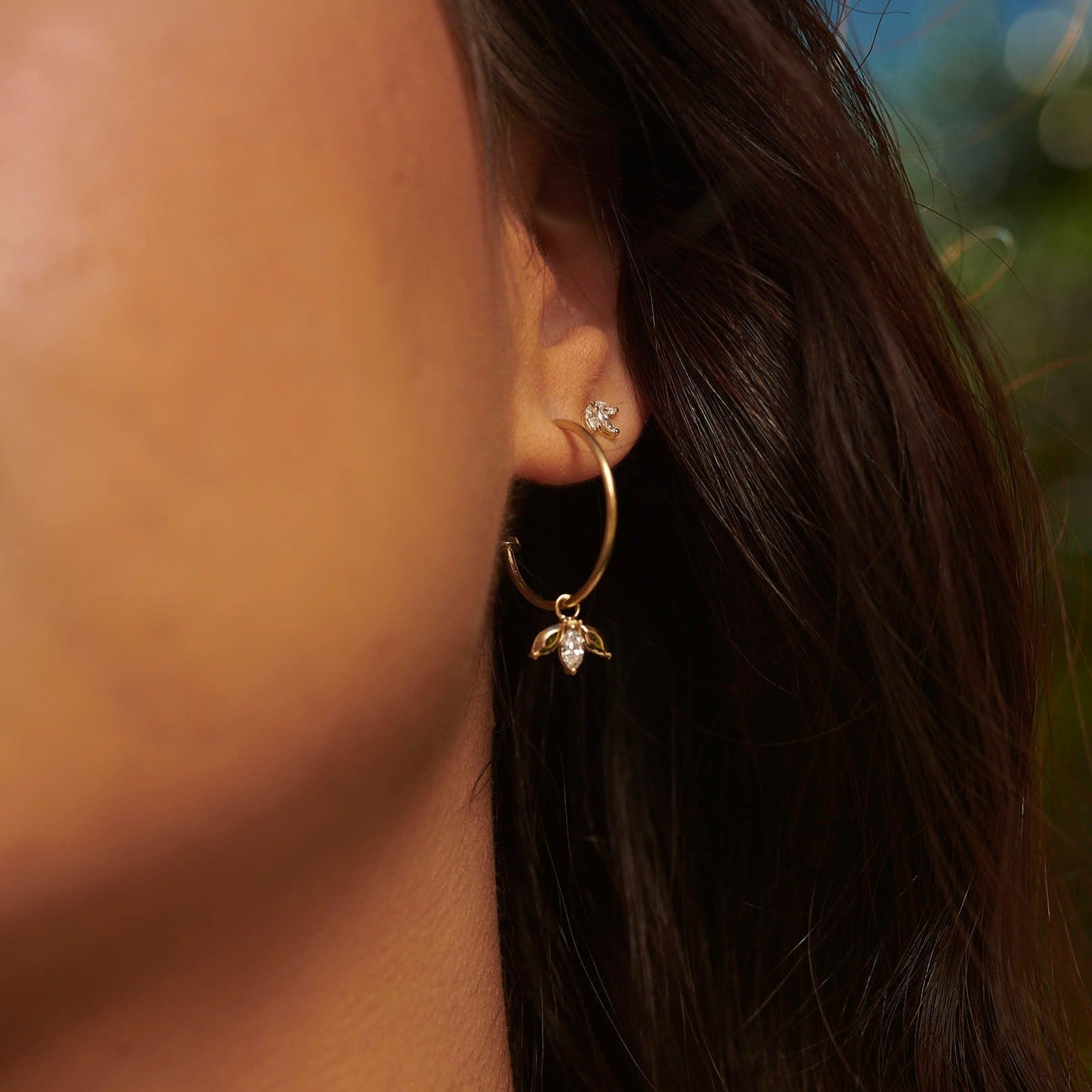 עגיל חישוק דו-בארי יהלומים לבנים