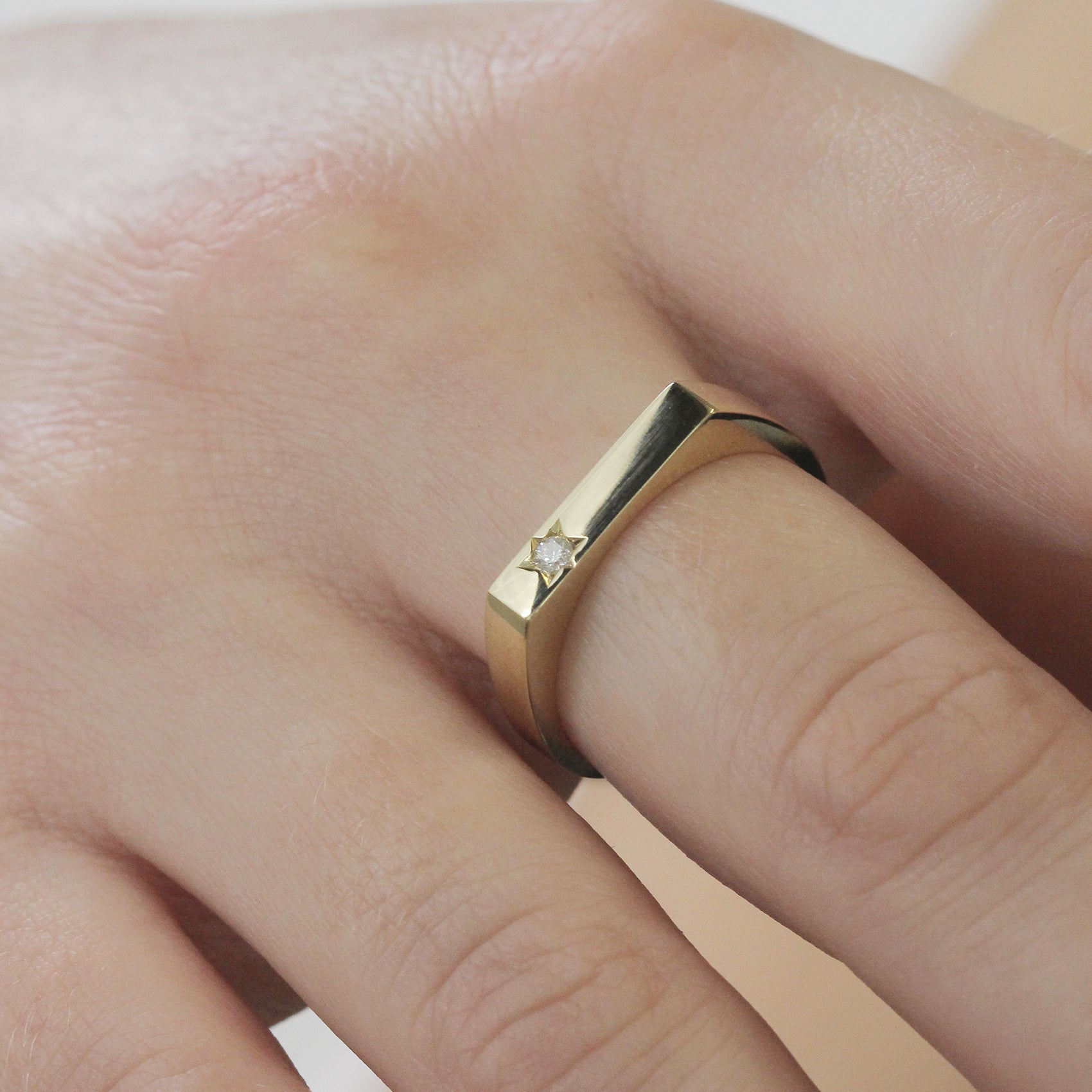 טבעת שרלוט עם יהלום לבן בשיבוץ מגן דוד
