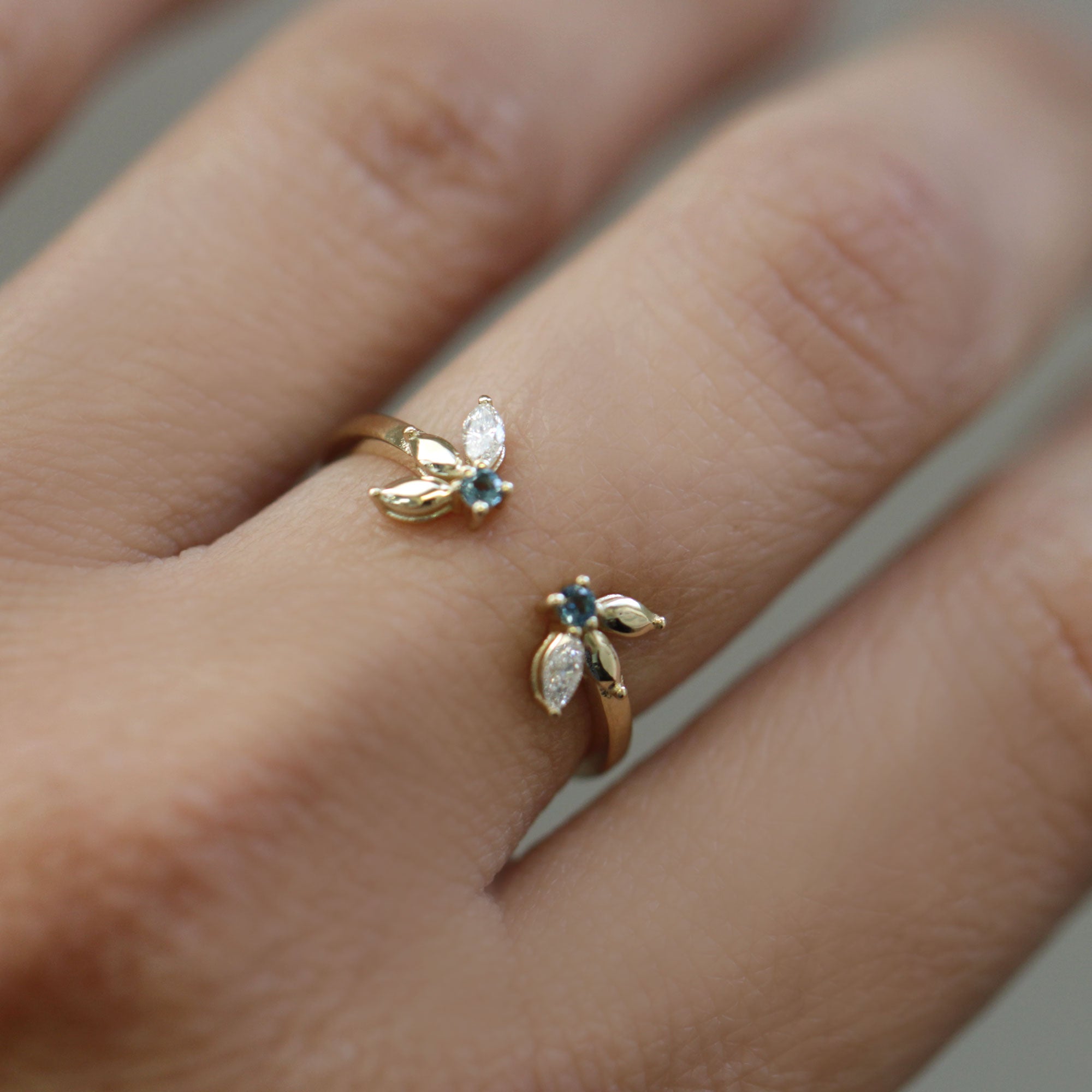 טבעת ז'אן בקו עם בלו טופז ויהלומים - מידה 10.25