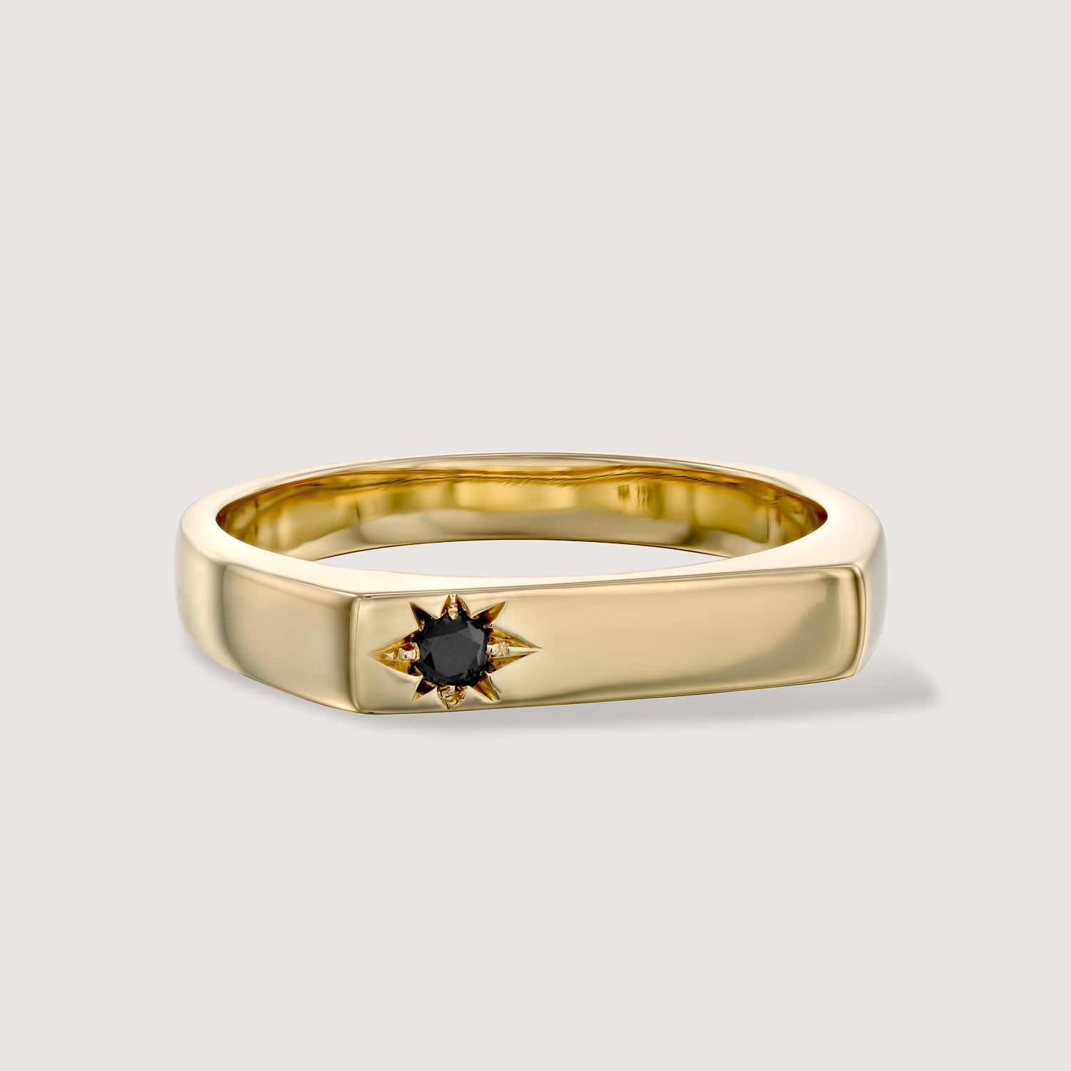 טבעת שרלוט עם יהלום שחור בשיבוץ כוכב