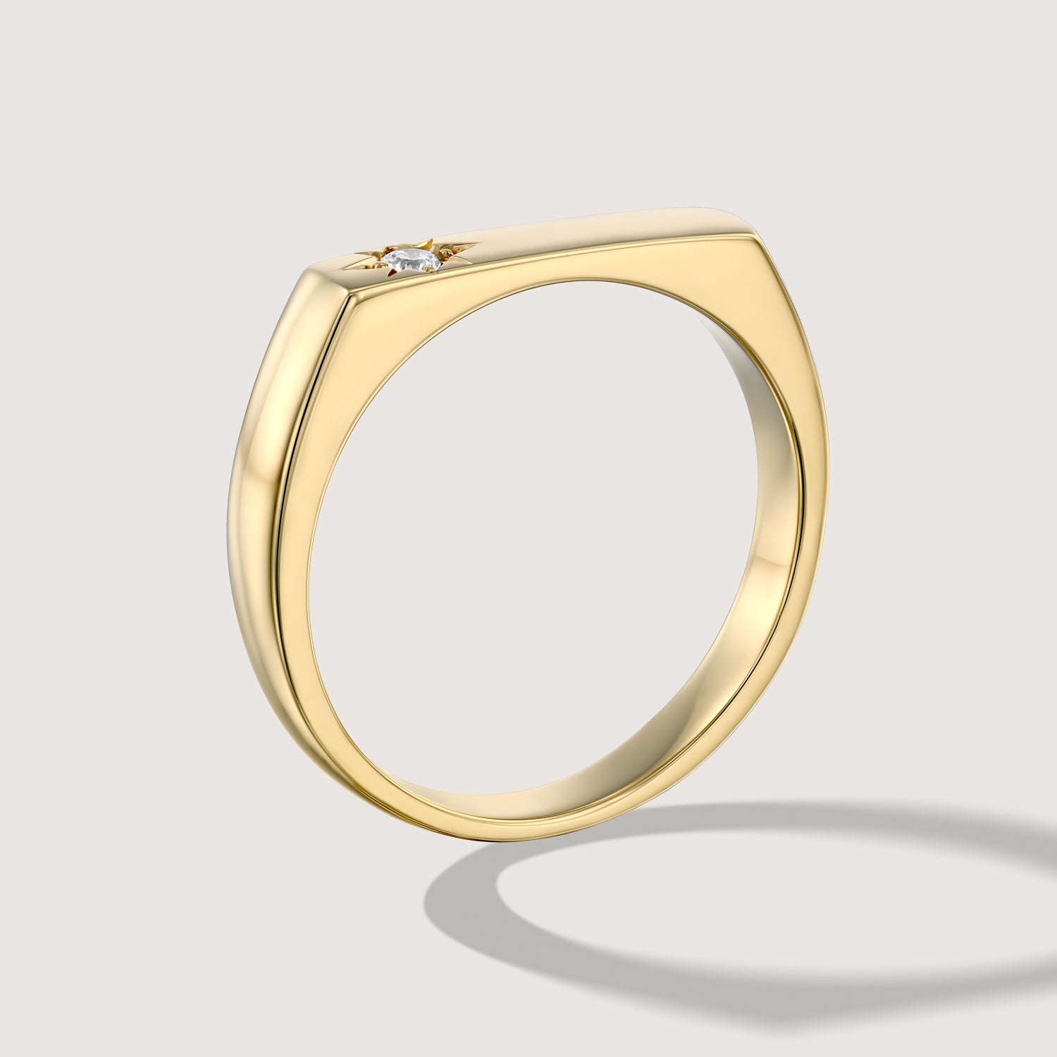 טבעת שרלוט עם יהלום לבן בשיבוץ כוכב