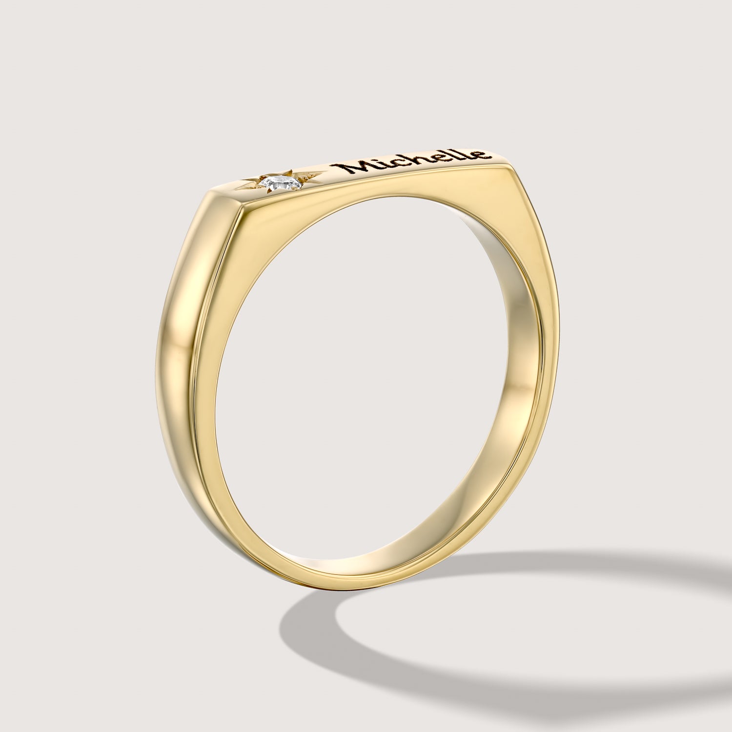 טבעת שרלוט עם יהלום לבן וחריטה