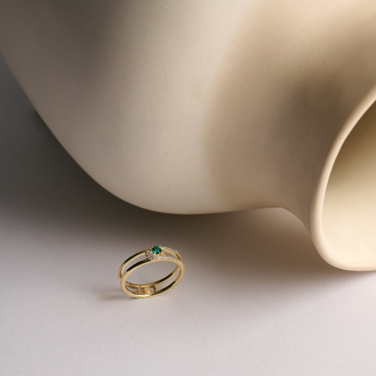 טבעת 06 - אמרלד ויהלומים לבנים