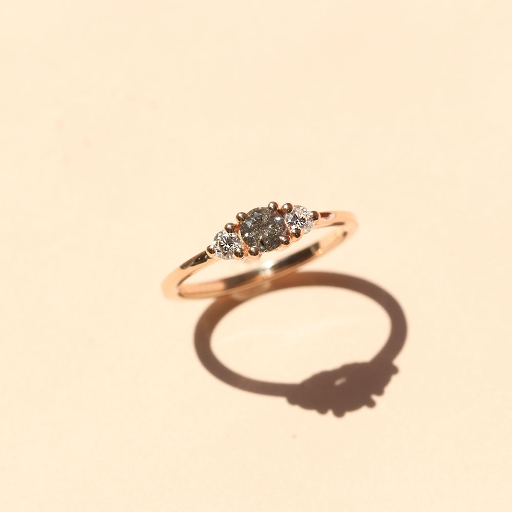טבעת אודרי יהלומים אפור לבן 4.5 מ"מ