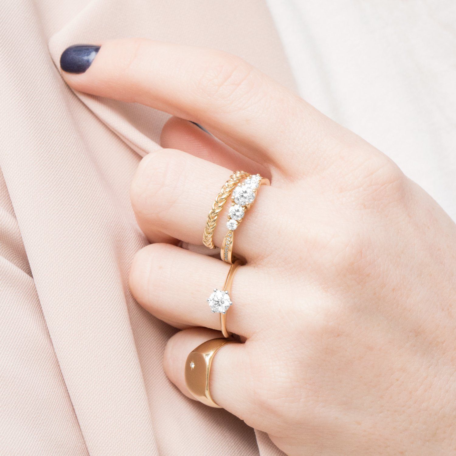 טבעת מריה עם יהלום בשיבוץ כוכב וחריטה