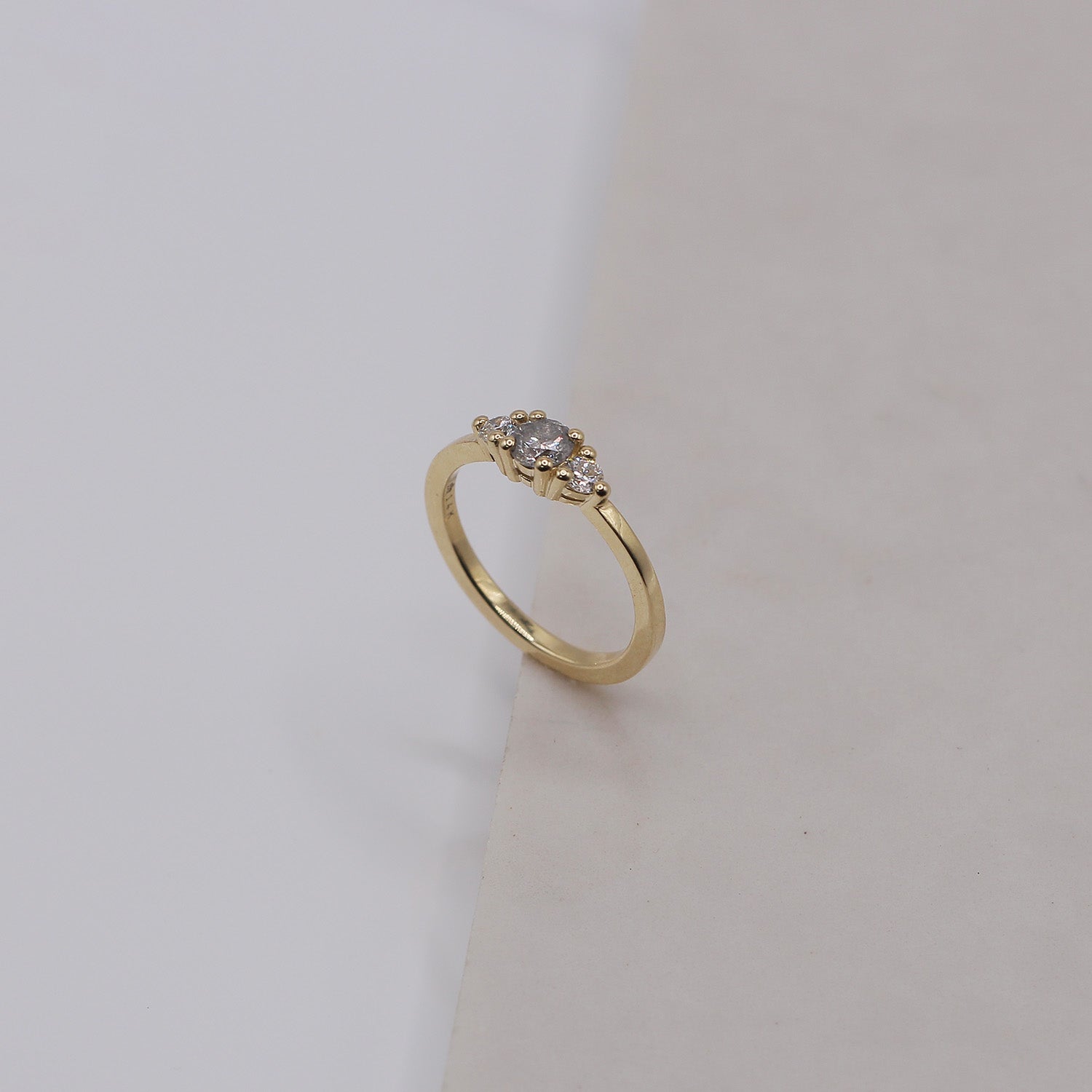 טבעת אודרי יהלומים אפור לבן 4.5 מ"מ