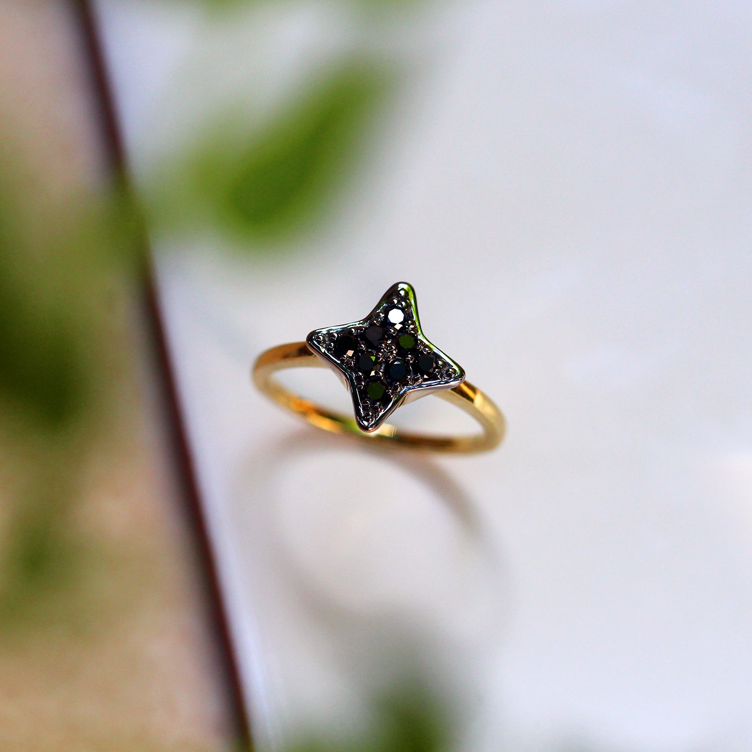 טבעת קסיופאה משובצת יהלומים שחורים