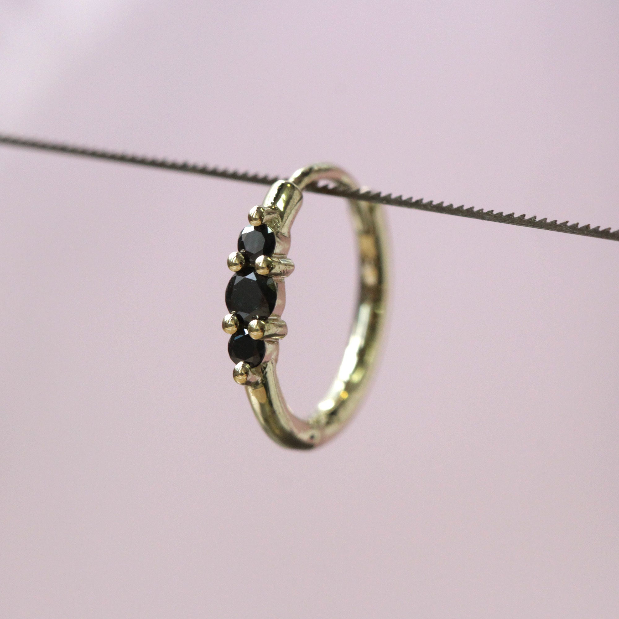 עגיל חישוק אודרי עם יהלומים שחורים